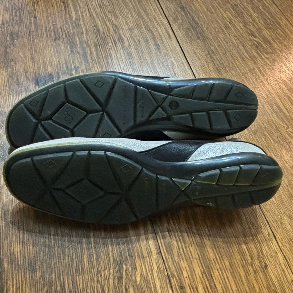 Donald Pliner Women’s 7N Silver & Black Metallic Leather Slip-On Sneakers – EUC - Picture 6 of 10